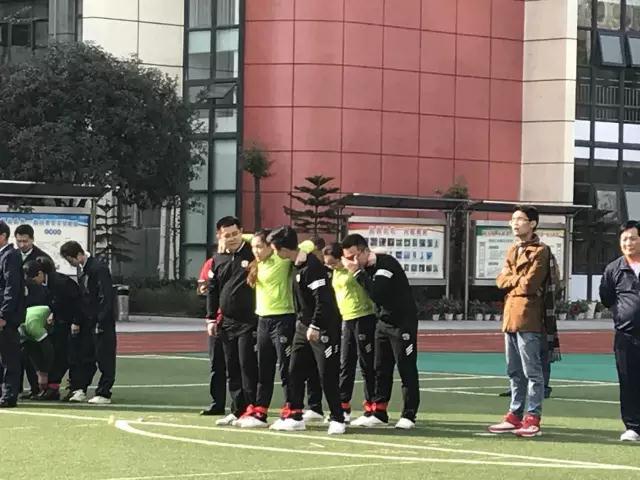 美心工艺门冬季运动会图三人四足跑