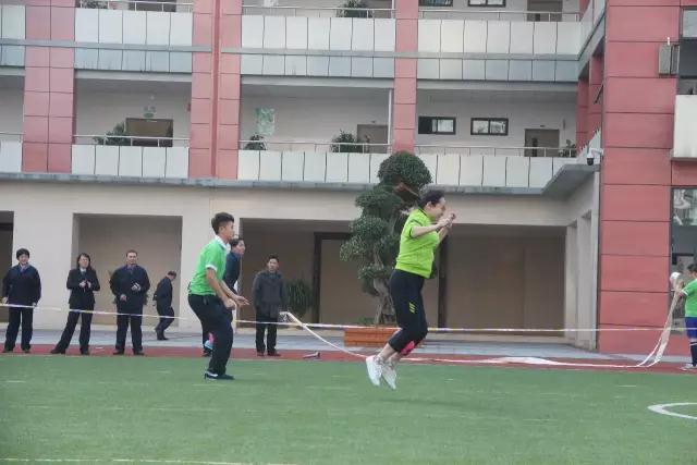 美心工艺门冬季运动会图袋鼠跳接力赛